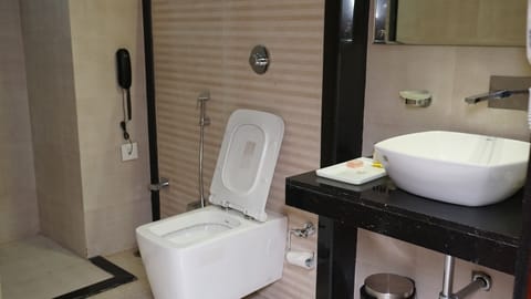 Family Room | Bathroom | Shower, free toiletries, hair dryer, slippers