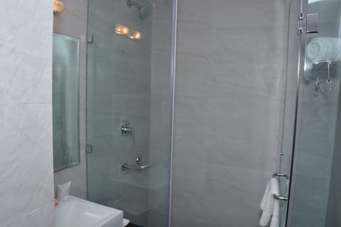 Executive Room | Bathroom | Shower, free toiletries, hair dryer, slippers