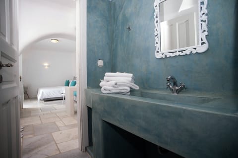 Suite (Kleio) | Bathroom | Free toiletries, hair dryer, bathrobes, slippers