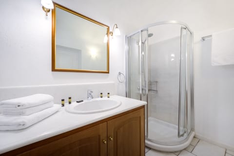 Studio, Sea View | Bathroom | Shower, free toiletries, hair dryer, towels