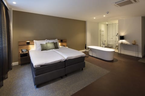 Suite | Premium bedding, minibar, in-room safe, desk