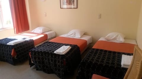 Triple Room | Minibar, desk, free WiFi, bed sheets