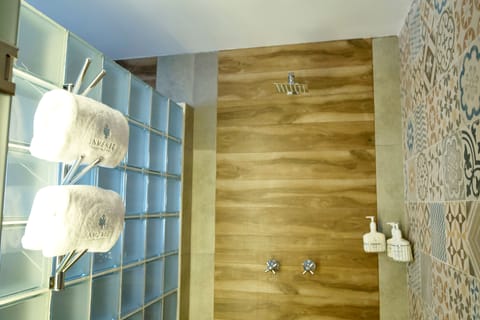 Master Suite | Bathroom | Shower, rainfall showerhead, free toiletries, hair dryer