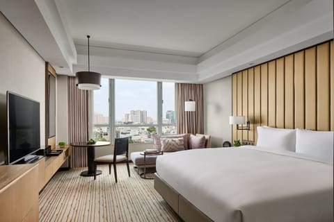 Residence Club Premier King Room | In-room safe, desk, blackout drapes, iron/ironing board