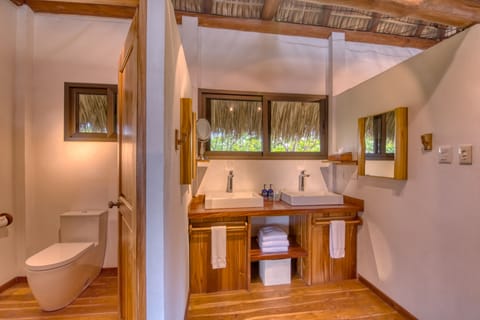 Master Sunset Suite | Bathroom | Shower, free toiletries, hair dryer, towels