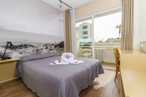 Single Room, Balcony | In-room safe, desk, free WiFi, bed sheets