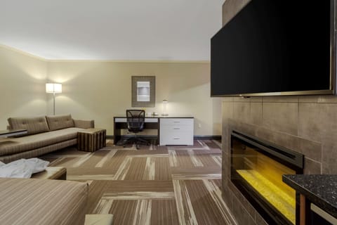 Suite, 1 King Bed, Non Smoking, Hot Tub | Premium bedding, pillowtop beds, individually decorated