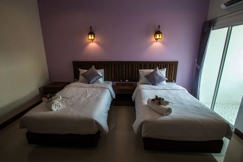 Deluxe Twin Room | In-room safe, desk, free WiFi, bed sheets