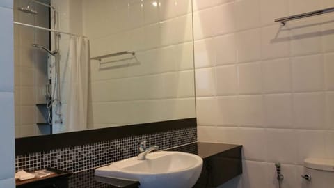 Shower, rainfall showerhead, free toiletries, hair dryer