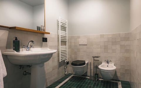 Dependance Via Alamanni 21 Matrimoniale | Bathroom | Deep soaking tub, free toiletries, hair dryer, bidet