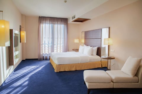 Suite, Hot Tub (Panoramic) | Premium bedding, Select Comfort beds, in-room safe, desk