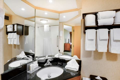 Room, 1 King Bed, Non Smoking (Study) | Bathroom | Combined shower/tub, free toiletries, hair dryer, towels