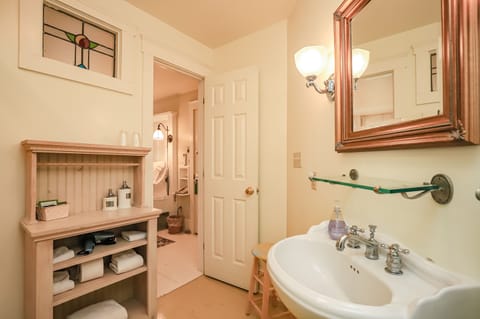 Standard Double Room, Ensuite (Standard Queen) | Bathroom