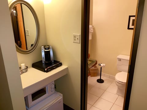 Combined shower/tub, hydromassage showerhead, eco-friendly toiletries