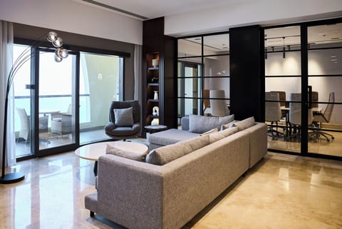 2 bars/lounges, gastropub