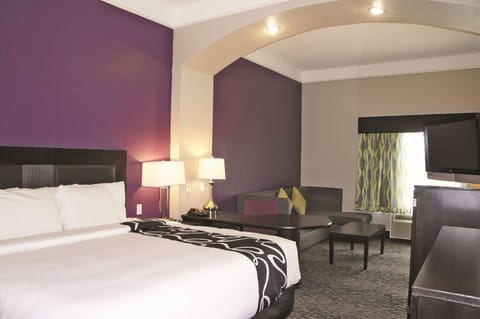 Executive Room, 1 King Bed, Non Smoking | In-room safe, desk, iron/ironing board, free cribs/infant beds