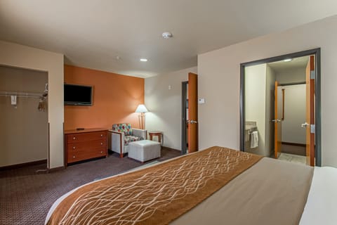 1bedroom suite w/living room w/sofabed | Premium bedding, pillowtop beds, desk, laptop workspace