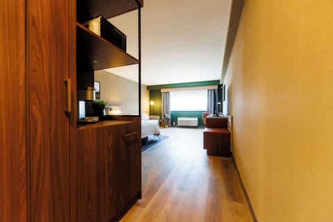 Standard Room, 1 King Bed (Standard King) | In-room safe, desk, blackout drapes, iron/ironing board