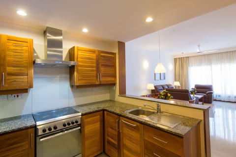 Comfort Apartment, 1 King Bed, Kitchen | Private kitchen | Fridge, microwave, stovetop, coffee/tea maker