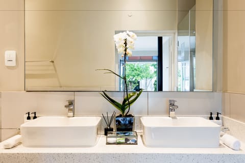 Luxury King | Bathroom | Combined shower/tub, free toiletries, bathrobes, slippers