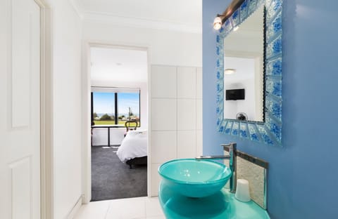 The Penthouse Suite | Bathroom | Free toiletries, hair dryer, bathrobes, slippers