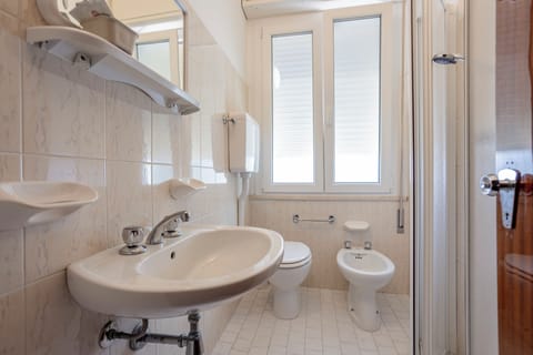 Comfort Triple Room, Balcony | Bathroom | Shower, hair dryer, bidet, towels