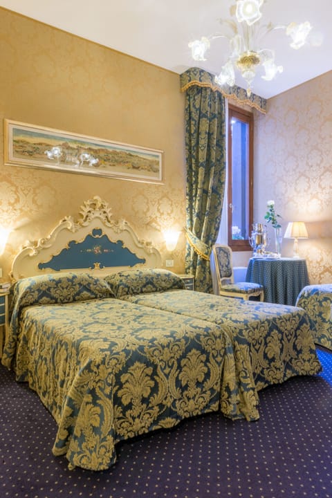 Triple Room | Minibar, in-room safe, desk, iron/ironing board