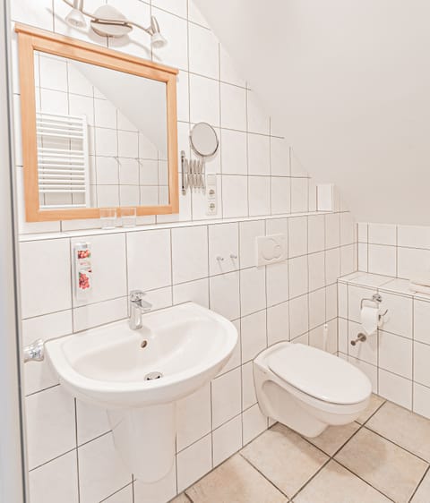 Double Room | Bathroom | Shower, free toiletries, hair dryer, towels