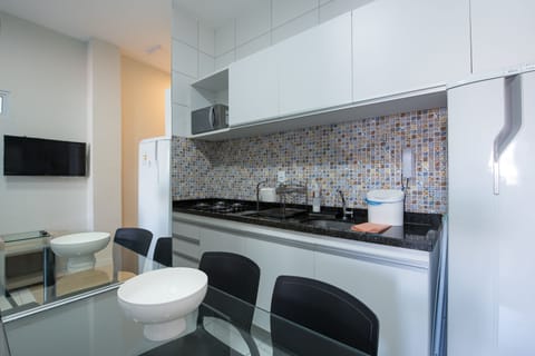 Apartamento Família Prime | Private kitchen | Fridge, microwave, stovetop, cookware/dishes/utensils