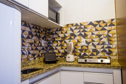 Apartamento Terreo Frente Piscina | Private kitchen | Fridge, microwave, stovetop, cookware/dishes/utensils