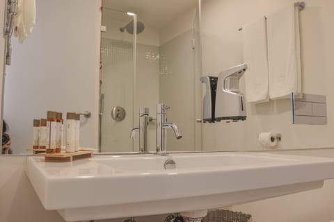 Superior Room | Bathroom | Free toiletries, hair dryer, towels, soap