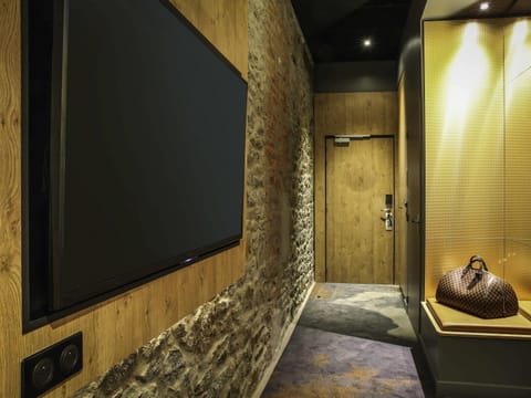 Classic Double Room, 1 Double Bed | In-room safe, desk, soundproofing, iron/ironing board