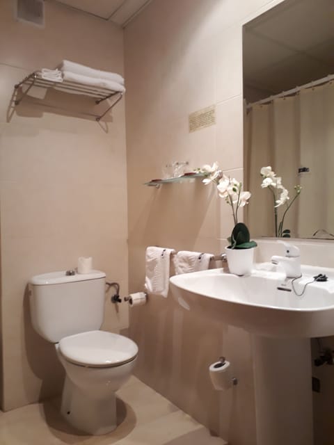 Twin Room | Bathroom | Free toiletries, hair dryer, towels