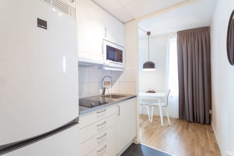 Studio, 1 Queen Bed | Private kitchen | Fridge, microwave, stovetop, coffee/tea maker