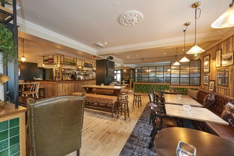 Serves breakfast, lunch, and dinner