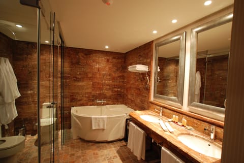 Combined shower/tub, free toiletries, hair dryer, bidet