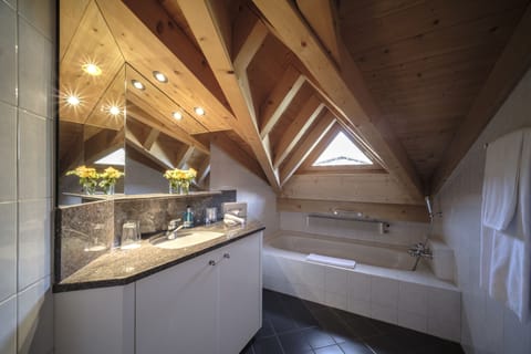 Suite | Deep soaking bathtub