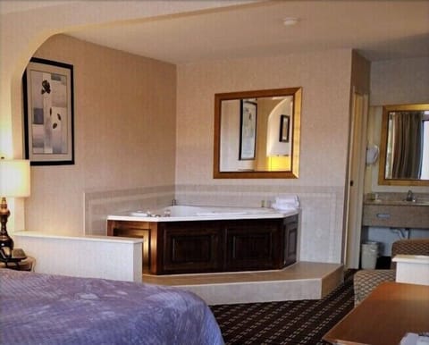 Deluxe Room, 1 King Bed, Non Smoking, Hot Tub | Blackout drapes, soundproofing, iron/ironing board, free WiFi