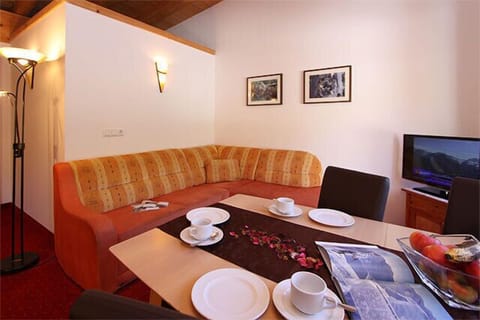 Apartment, 2 Bedrooms, Terrace, Mountain View (5) | Living area