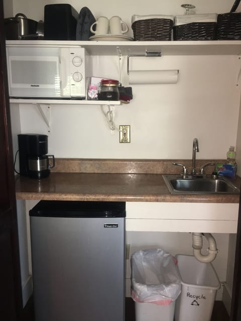 Tao House | Private kitchenette | Fridge, microwave, dishwasher, coffee/tea maker