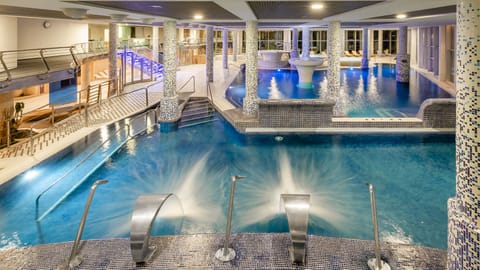 Indoor spa tub