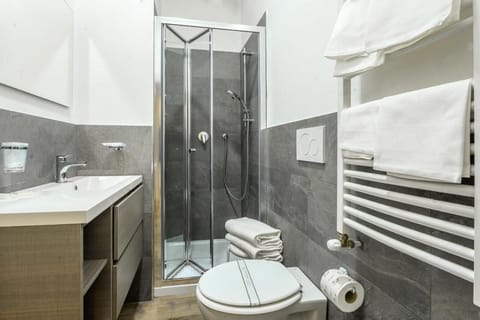 Shower, free toiletries, hair dryer, bidet