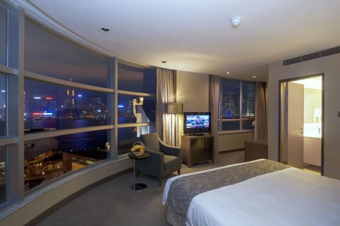 Harbour View King Suite | Minibar, in-room safe, iron/ironing board, free WiFi