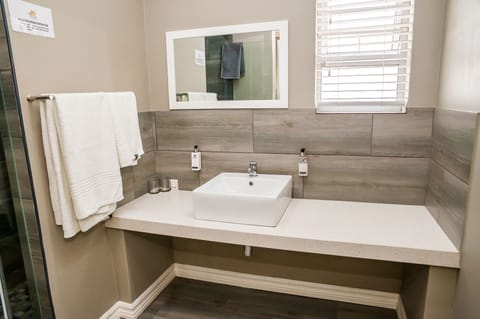 King Room 5 | Bathroom | Shower, free toiletries, hair dryer, towels