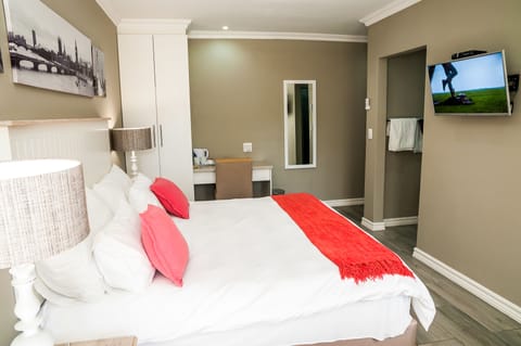 King Room 4 | In-room safe, individually decorated, iron/ironing board, free WiFi