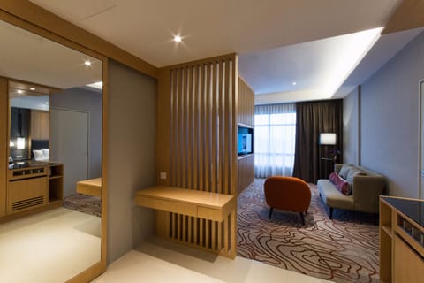 Club Suite (Executive) | In-room safe, desk, soundproofing, iron/ironing board