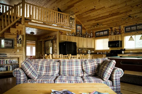 Cabin 5 | Living area | TV, DVD player