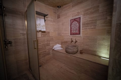 Urgup Suite | Bathroom | Shower, hair dryer, bathrobes, slippers