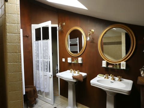 Deluxe Triple Room, Private Bathroom (Frédéric Mistral) | Bathroom