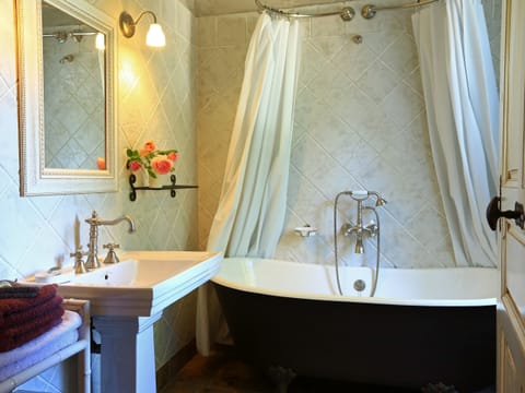 Superior Triple Room, Private Bathroom, Garden View (Camille Claudel) | Bathroom